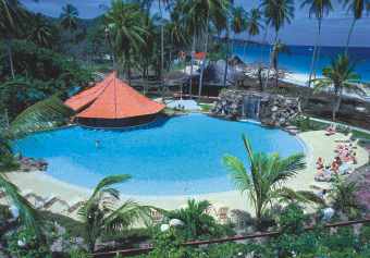 Grand Beach Resort Pool mit Blick auf Grand Anse Beach